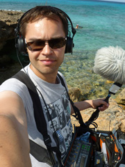 SebM mit Kopfhörer beim Dreh in Restaurantküche