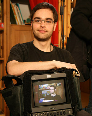 SebM mit Monitor auf dem Schoß